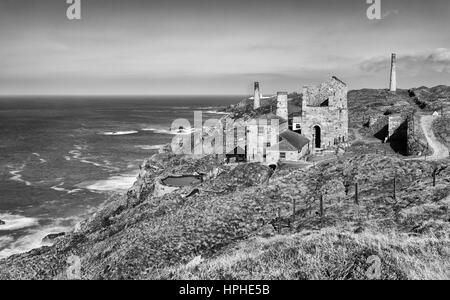 Levant Mine, un site du patrimoine mondial de l'exploitation minière des Cornouailles, à Trewellard, Pendeen, près de St Just, West Cornwall, England, UK en février - en monochrome Banque D'Images