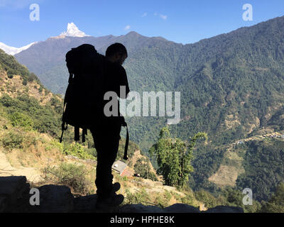Et la montagne Fishtail Machhapuchhare Annapurna Himalaya Népal vue d'ensemble pendant le trekking à Ghandruk village de Kaski, le Népal. Banque D'Images