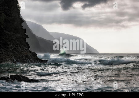 Les conditions de surf d'hiver créer de grandes vagues en collision près de Kee Beach le long de la Côte de Na Pali sur l'île de Kauai. Banque D'Images