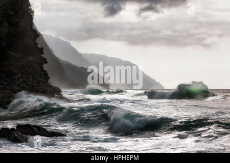 Les conditions de surf d'hiver créer ces ondes en collision près de Kee Beach le long de la Côte de Na Pali sur l'île de Kauai. Banque D'Images