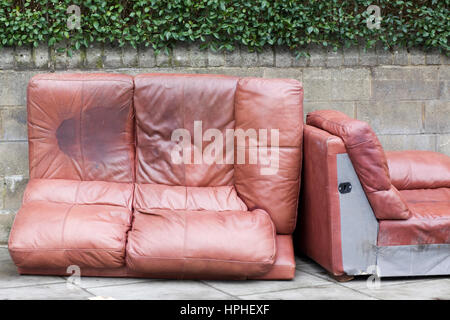 Canapé en cuir d'un dumping sur le trottoir à Londres 'fly tipping' Banque D'Images