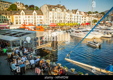 Terrasse extérieure du restaurant Diner XL, et vue sur le port,,Brosundet Ålesund, More og Romsdal (Norvège) Banque D'Images