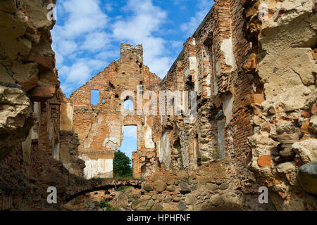 Ruines de l'endommagé abandonnés manor contre blue cloudy sky Banque D'Images