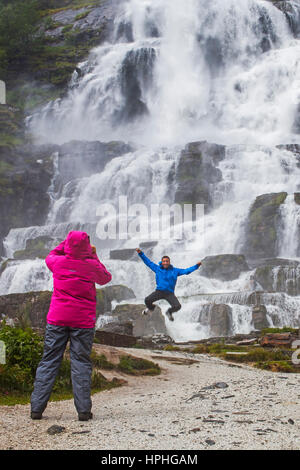 En cascade Tvindefossen, Plus et Romsdal, la Norvège. Banque D'Images