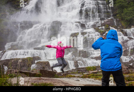 En cascade Tvindefossen, Plus et Romsdal, la Norvège. Banque D'Images