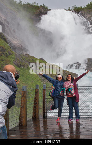 L'arrêt à la cascade Kjosfossen, train Flamsbana in Norway, Norvège Banque D'Images