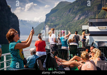 Ferry entre Geiranger et Hellesylt, Geirangerfjord, More og Romsdal (Norvège) Banque D'Images