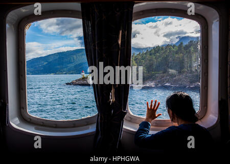 Ferry entre Fodnes et Mannheller, le Sognefjorden, Sogn og Fjordane, Norvège Banque D'Images