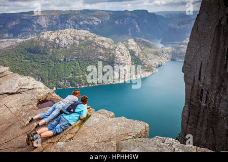 Preikestolen, Pulpit Rock, 600 mètres sur LyseFjord, Lyse Fjord, à Ryfylke district, région Rogaland, c'est le sentier de randonnée le plus populaire dans la région de Stavanger, Banque D'Images