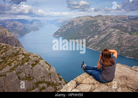 Preikestolen, Pulpit Rock, 600 mètres sur LyseFjord, Lyse Fjord, à Ryfylke district, région Rogaland, c'est le sentier de randonnée le plus populaire dans la région de Stavanger, Banque D'Images