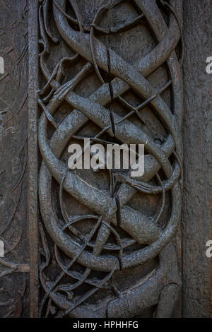 Détail sculpté extérieur, porte, église urnes à Lustrafjord, fjord fjord de Sogn branche de la plus ancienne de l'Europe, l'église, Sogn de Fjorda Banque D'Images