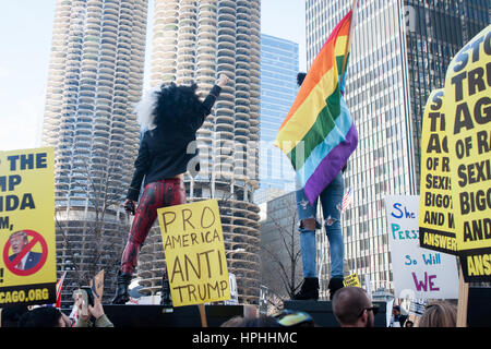 Chicago, Illinois - Février 19, 2017 : Chicago marque le mois anniversaire de la Donald Trump administration avec un meeting de protestation et de mars. Banque D'Images