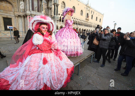 Venise, Février 2017 : les gens costumés lors du célèbre Carnaval de Venise , le février 2017 à Venise, Italie Banque D'Images