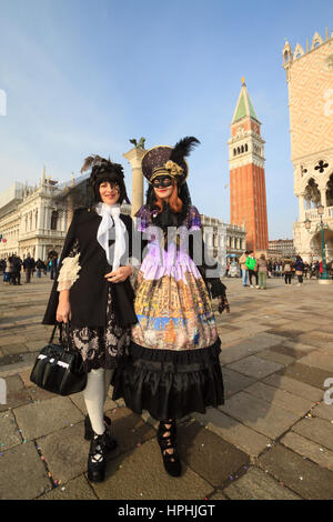 Venise, Février 2017 : les gens costumés lors du célèbre Carnaval de Venise , le février 2017 à Venise, Italie Banque D'Images