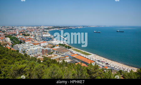 Au Portugal, en vue de la ville de Setúbal et le fleuve Sado à partir de la forteresse du 16ème siècle de Saint Filipe Banque D'Images