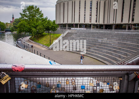 L'opéra dans la rivière Brda, Bydgoszcz, Pologne. Banque D'Images