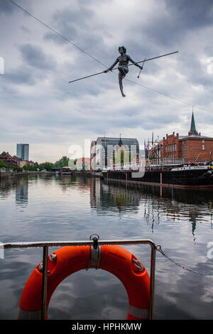 Vue depuis un bateau, la sculpture appelée 'la traversée du fleuve' sur la rivière Brda, Bydgoszcz, Pologne. Banque D'Images