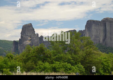 Meteora est formation d'immenses piliers monolithiques et collines-comme d'énormes rochers arrondis qui dominent la région. colonnes énormes et unique rock Banque D'Images