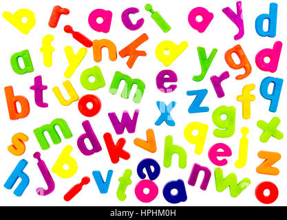 Lettres en plastique multicolores en plastique sur un fond blanc. Banque D'Images