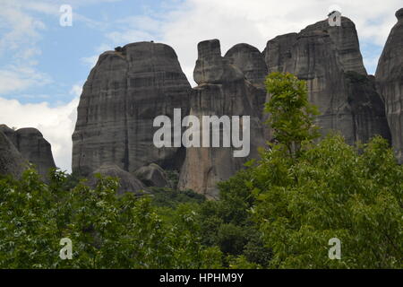 Meteora est formation d'immenses piliers monolithiques et collines-comme d'énormes rochers arrondis qui dominent la région. colonnes énormes et unique rock Banque D'Images