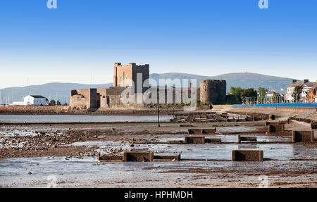 Cité médiévale du château normand à Carrickfergus près de Belfast, en Irlande du Nord, et le lac de Belfast lors d'une marée basse. Banque D'Images