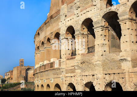 Vue depuis le réparé et rénové côté du Colisée vers le Mont Palatin, Rome, Italie Banque D'Images