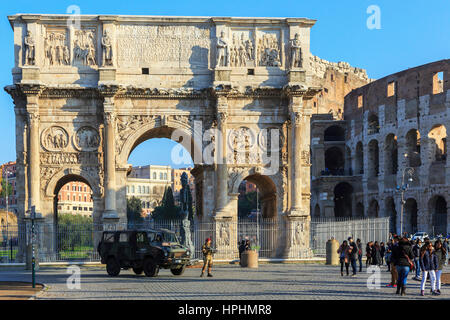 Arco de Constantino, l'Arc de Triomphe construit par les sénateurs dans AD315, située sur la Via Triumphalis, entre la colline du Palatin et le Colisée est Ro Banque D'Images