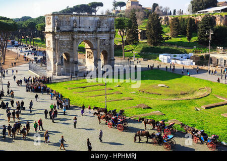 Arco de Constantino, l'Arc de Triomphe construit par les sénateurs dans AD315, située sur la Via Triumphalis, entre la colline du Palatin et le Colisée est Ro Banque D'Images