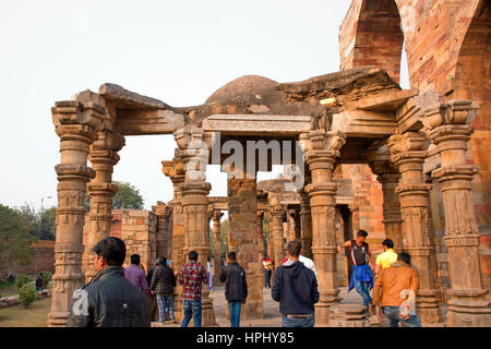 Qutab Minar, Madrasa, UNESCO World Heritage Site, New Delhi, Inde, Asie Banque D'Images