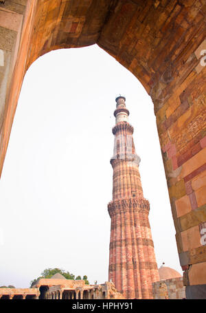 Le Qutub Minar minaret, vue à travers une arche, dans le complexe de Qutb Minar, Delhi, Inde Banque D'Images