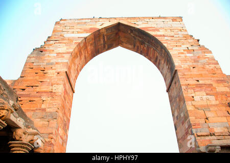 Le Qutub Minar minaret, vue à travers une arche, dans le complexe de Qutb Minar, Delhi, Inde Banque D'Images