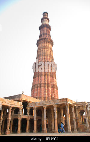 Low angle view of a monument tour, Qutub Minar, New Delhi, Inde Banque D'Images