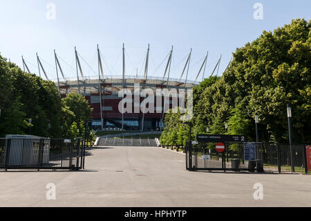 Le Stadion Narodowy im. Kazimierza Górskiego, connu pour des raisons de parrainage comme le PGE Narodowy depuis 2015, est un stade de football à toit rétractable Banque D'Images