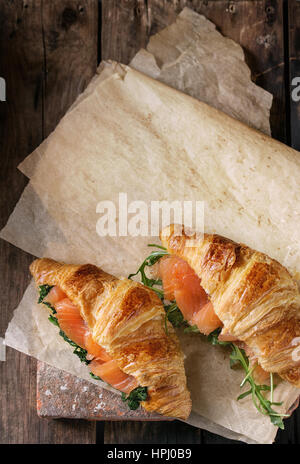 Deux croissants avec du saumon Banque D'Images