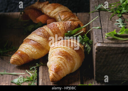 Un croissant avec du saumon Banque D'Images