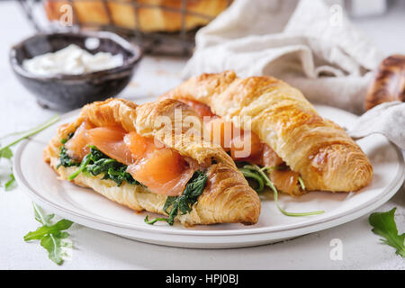 Deux croissants avec du saumon Banque D'Images