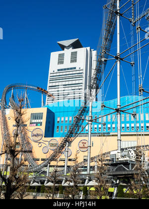 Le Thunder Dolphin roller coaster au Tokyo Dome City, parc d'attractions de Tokyo. Banque D'Images