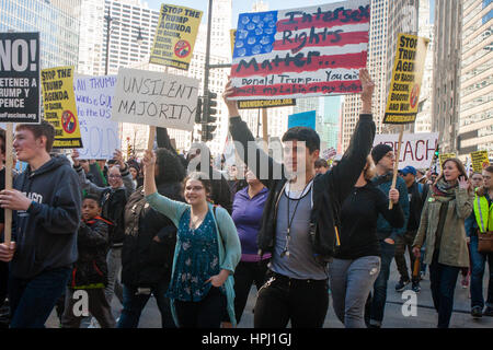 Chicago, Illinois - Février 19, 2017 : Chicago marque le mois anniversaire de la Donald Trump administration avec un meeting de protestation et de mars. Banque D'Images