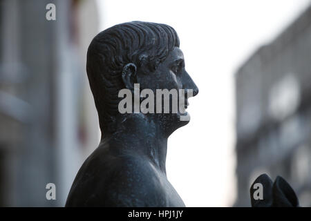 Une statue représentant l'empereur romain Trajan tenant un loup et un serpent est vu en face du Musée National d'histoire de la Roumanie le 10 février, 2017 Banque D'Images