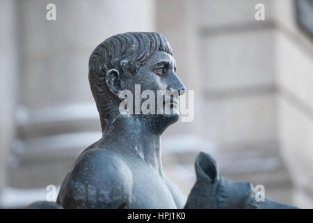 Une statue représentant l'empereur romain Trajan tenant un loup et un serpent est vu en face du Musée National d'histoire de la Roumanie le 10 février, 2017 Banque D'Images