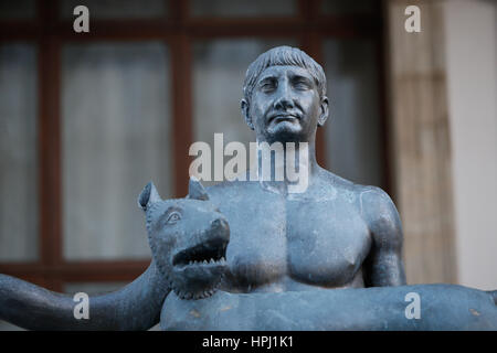 Une statue représentant l'empereur romain Trajan tenant un loup et un serpent est vu en face du Musée National d'histoire de la Roumanie le 10 février, 2017 Banque D'Images