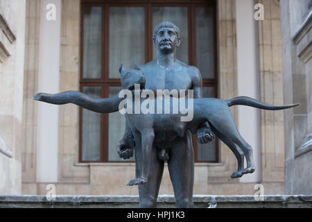 Une statue représentant l'empereur romain Trajan tenant un loup et un serpent est vu en face du Musée National d'histoire de la Roumanie le 10 février, 2017 Banque D'Images