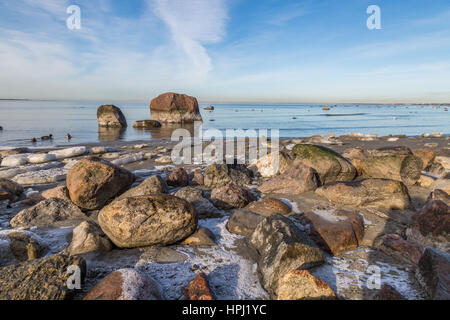 Pierre recouverte de glace dans l'eau. Photographié à Tallinn Estonie,europe,Bay Banque D'Images