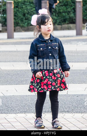 Une jeune fille, Tokyo Rockabilly Club, danser dans le Parc Yoyogi, Shibuya, Tokyo, un dimanche après-midi. Banque D'Images