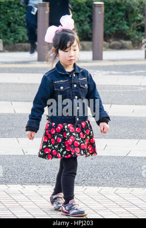 Une jeune fille, Tokyo Rockabilly Club, danser dans le Parc Yoyogi, Shibuya, Tokyo, un dimanche après-midi. Banque D'Images