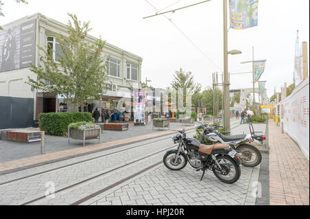 Christchurch, Nouvelle-Zélande - Février 2016 : parc de motos à côté de tramway sur la rue Cashell Mall près de redémarrer Banque D'Images