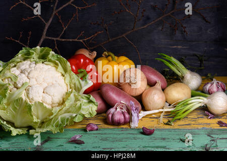 Des légumes colorés, la cuisine santé ingrédients sur une table en bois rustique. Banque D'Images