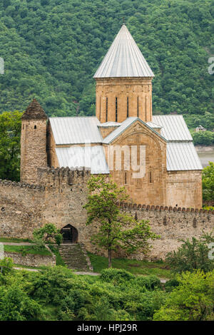 Église de château Ananuri complexes en Géorgie, à environ 72 kilomètres de Tbilissi. Célèbre Monument. Patrimoine historique culturel. Endroit populaire. Banque D'Images