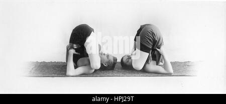 Les Vaudevilliens contortionnistes 'Jean et Jacques' se sont pliés les uns vers les autres, vers 1919 dans les années 1910 et 1920, ils ont fait le tour du monde avec cela dans le cadre de leur acte. Pour voir mes autres images vintage, recherche: Prestor vintage sport Banque D'Images