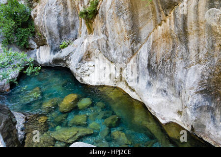 Eaux vierges de Sapadere canyon mur raide comme les pentes des montagnes du Taurus et de pierres visible sur bas Banque D'Images